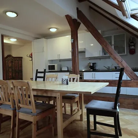 Generous Attic شقة