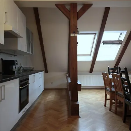 Generous Attic شقة