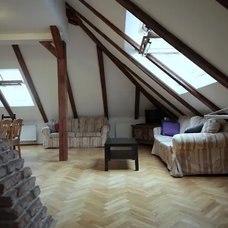 Generous Attic شقة